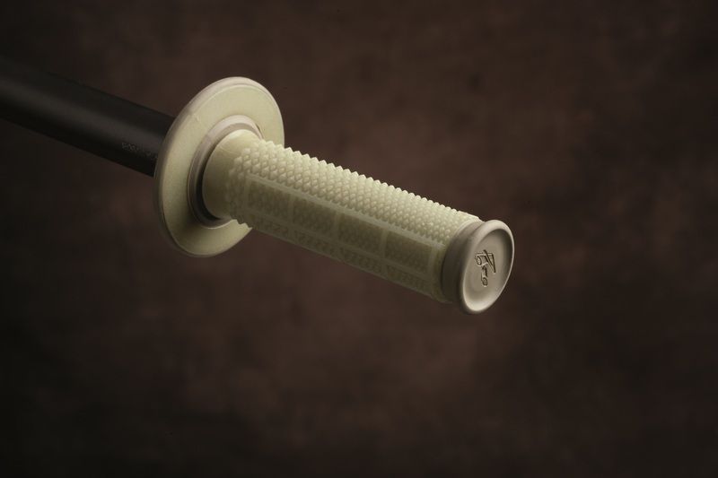 Puños Renthal Dual Kevlar MX tapered medio cuadradillo gris G166