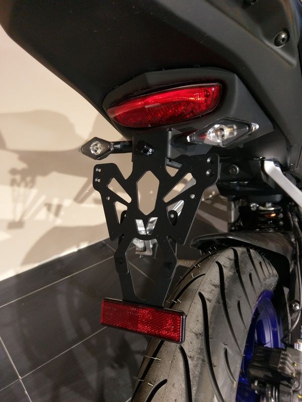 Portamatrículas Yamaha MT-125 negro