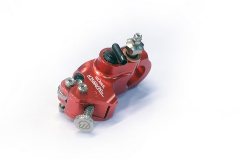 Bomba de embrague axial BERINGER Aerotec® Ø17,5mm depósito integrado - Sin maneta
