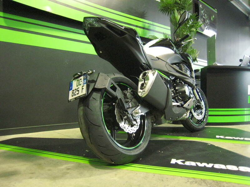 Portamatrículas a la rueda Kawasaki Z800 negro