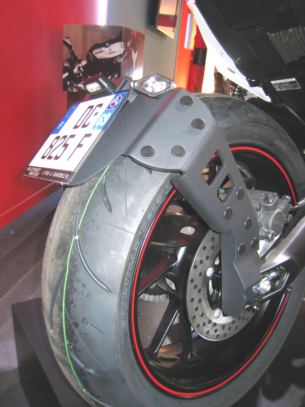 Portamatrículas a la rueda Yamaha MT-09 Tracer negro