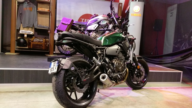 Portamatrículas a la rueda Yamaha XSR700 negro