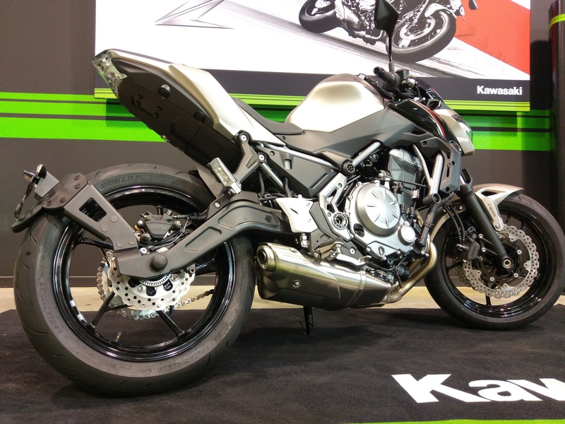 Portamatrículas a la rueda Kawasaki Z650 negro