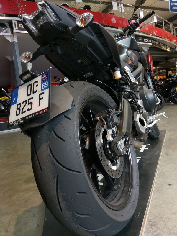 Portamatrículas a la rueda Yamaha MT-09 negro
